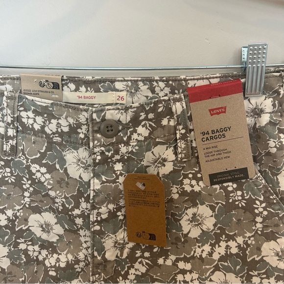 Women’s Levi’s 94 Baggy Cargo Pants, Green Floral, 26X30 - Picture 7 of 10